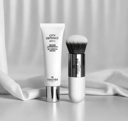 Essential City Defence Emulsion + Brush - Schutz vor Umwelt - Sonnenschutz - pigmentiert - Vorderseite Studiofoto - Make Up für trockene Haut - Pure Luxe Luxury Cosmetics